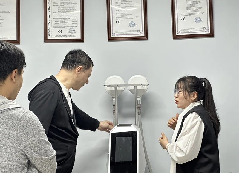 American-customer-come-to-communicate